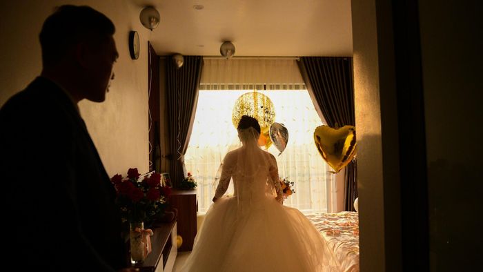  Chúng tôi đi tới phòng tân hôn. Đây sẽ là nơi tôi cùng chồng gắn bó trong những năm tháng sau này. Tôi khá bất ngờ vì anh chuẩn bị rất cẩn thận. 