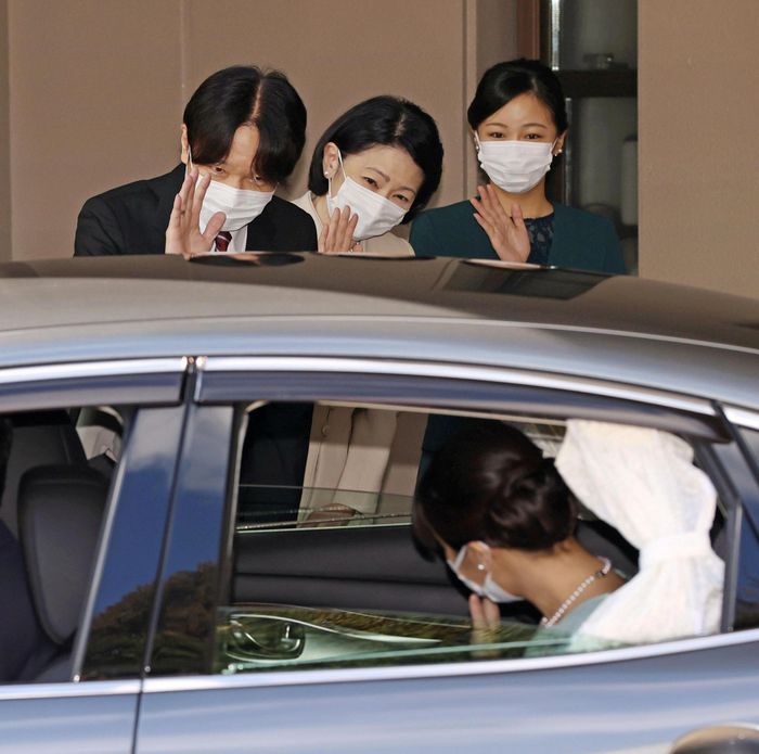  Công chúa Mako vẫy tay chào cha mẹ và em gái. Ảnh: Kyodo. 
