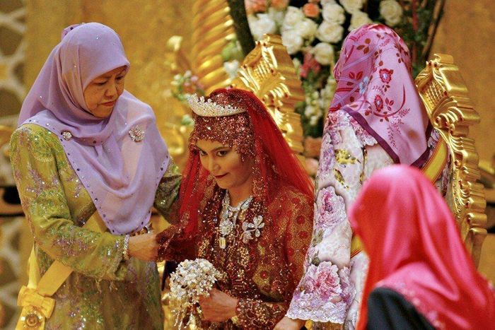  Công chúa Brunei Majeedah Nuurul Bulqiah (giữa) trong lễ cưới của cô với Pengiran Khairul Khalil vào ngày 1/6/2007. Ảnh: AFP. 