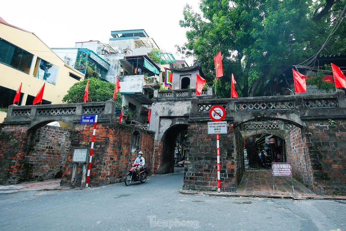 Ô Quan Chưởng, di tích khá nguyên vẹn, như một chứng tích sống động của kinh thành Thăng Long. 