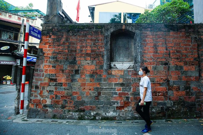 Tấm bia đá ghi lại lịch sử Ô Quan Chưởng. 