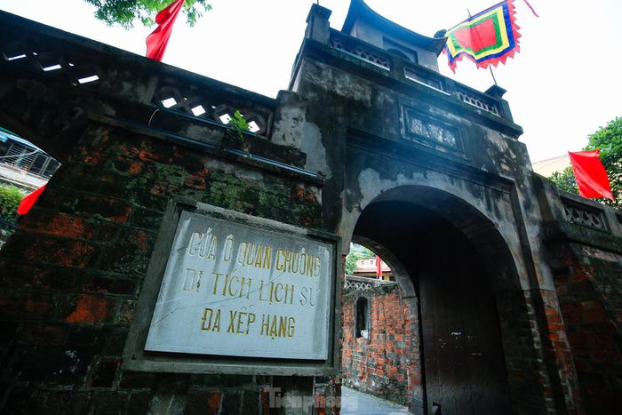 Tầng dưới có 3 cửa vòm, cửa chính ở giữa cao tới 3m, rộng gần 3m, hai cửa phụ hai bên, mỗi cửa rộng 1,65m, cao 2,5m. Tầng trên có vọng lâu 4 mái, thu nhỏ vào vị trí giữa cửa, nên có đường đi chạy xung quanh, mé ngoài có lan can trang trí các hình lục lăng, tứ giác hay hoa thị.