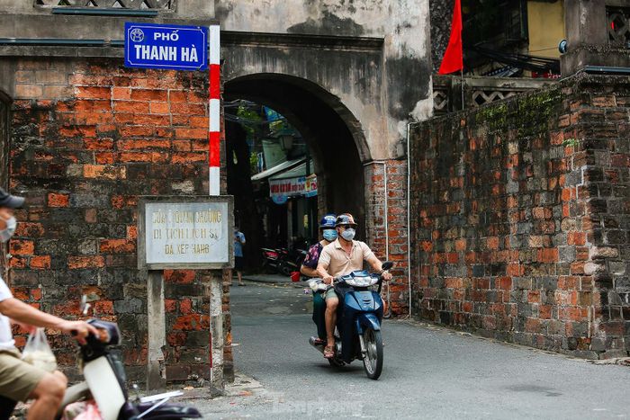 Ô Quan Chưởng được kiến trúc theo kiểu vọng lâu, gồm hai tầng. 