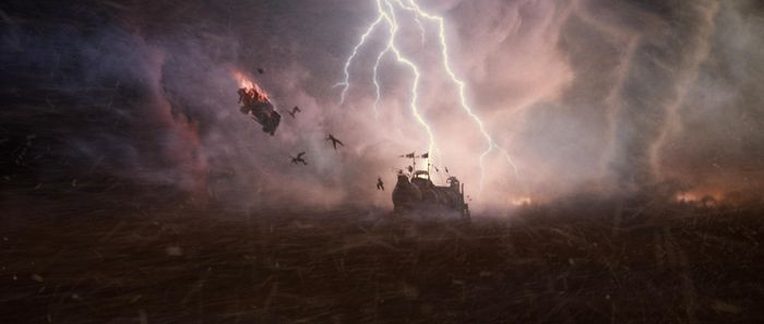 Kinh hoàng nhất phải kể đến trận bão cát xé toạc con người trong Mad Max, vần vũ ánh chớp bao trùm lên đám đông cuồng loạn ở dưới.