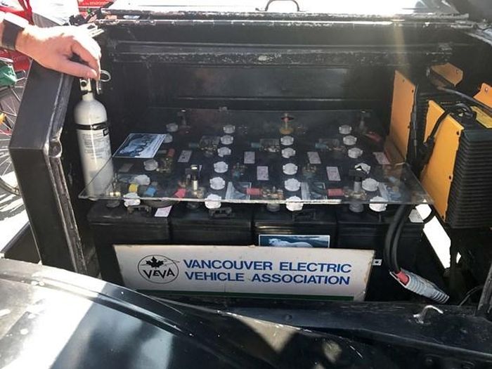 Điều bất ngờ là dàn pin của Detroit Electric Model 31 từ hơn 100 năm trước đã được chế tạo bằng Nikel với tuổi thọ và độ an toàn cao, tương tự công nghệ chế tạo pin xe điện hiện nay. Sau 70 năm, nó thậm chí vẫn còn hoạt động!