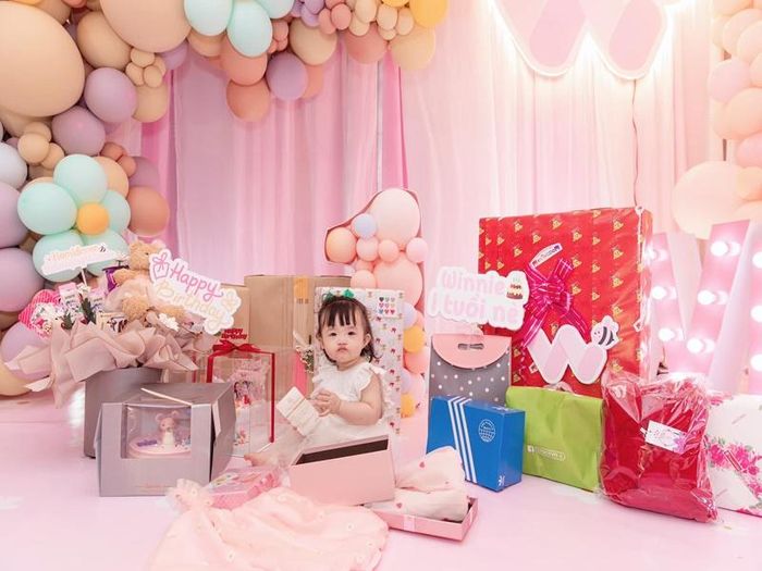 Cô nhóc nhận được nhiều quà cùng lời chúc mừng khi tròn 1 tuổi.