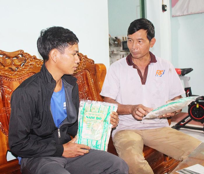 Việc phát triển kinh tế từ đa dạng cây trồng của ông Nguyễn Duy Đô (bìa phải) được nhiều người dân tìm đến học hỏi kinh nghiệm. Ảnh: Phan Lài