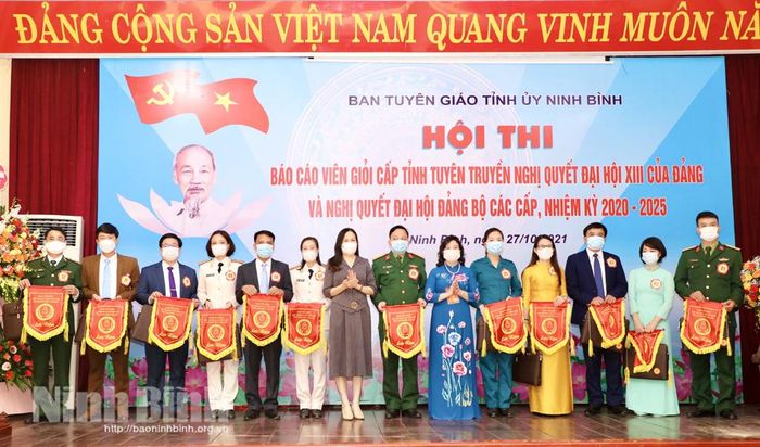 Tặng cờ lưu niệm cho các thí sinh tham gia hội thi.