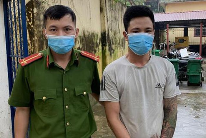 Công an huyện Thọ Xuân dẫn giải Trường về trụ sở.