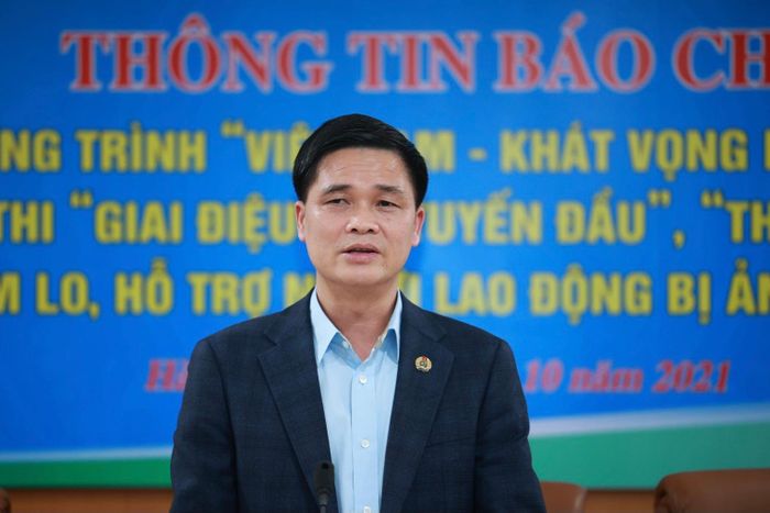 Ông Ngọ Duy Hiểu, Phó chủ tịch Tổng LĐLĐ Việt Nam, phát biểu tại cuộc họp báo chiều 28/10. Ảnh: M.H.