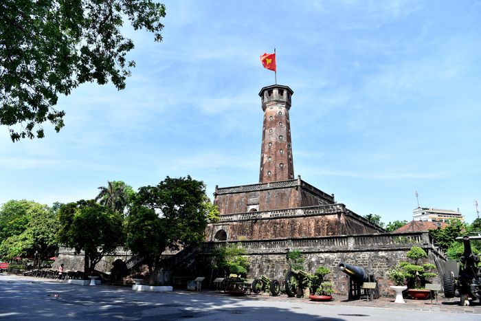  Lá cờ đỏ sao vàng tung bay trên đỉnh Cột cờ.