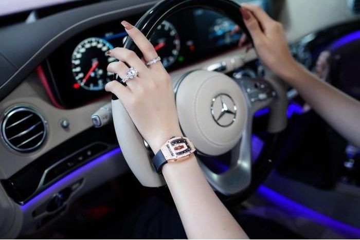 Bên cạnh túi xách, Lily Chen còn sở hữu chiếc Richard Mille RM007 gold ladies nạm kim cương trị giá hàng tỷ đồng. Ảnh: FBNV