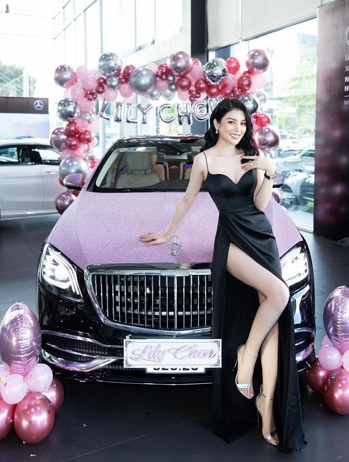 Cuối tháng 4 vừa qua, "ngọc nữ Bolero" gây "sốc" khi cầm tiền mặt 9 tỷ đi mua xế xịn. Ảnh: FBNV