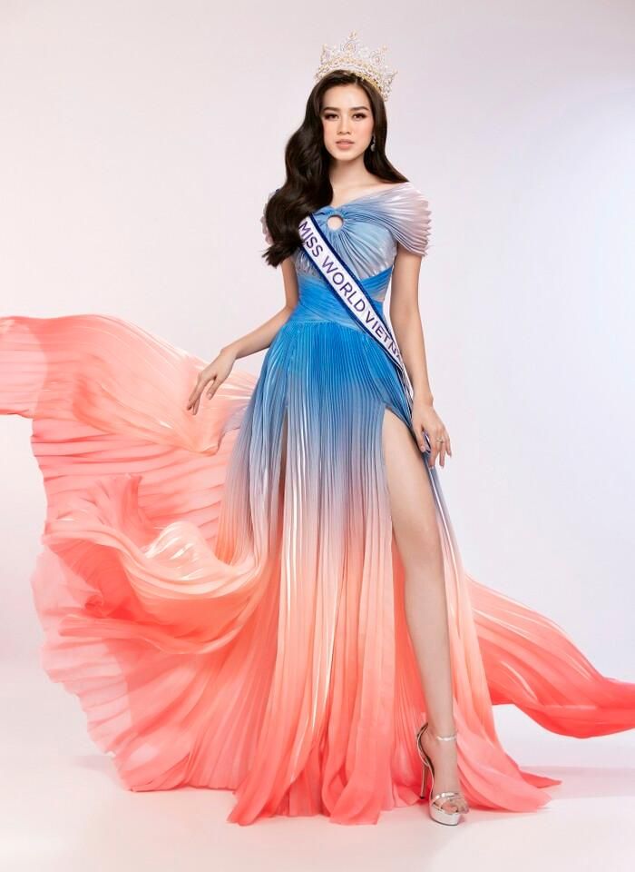 Nàng hậu xứ Thanh thả dáng đầy tự tin trong bộ cánh bay bổng, loang màu đầy mới lạ của NTK Brian Võ.