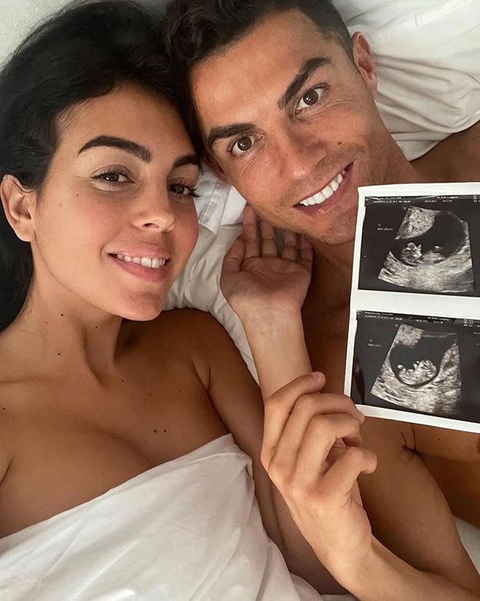 Ronaldo thông báo tin vui cùng bức ảnh siêu âm của 2 em bé