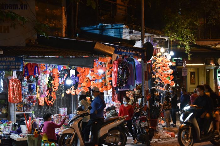  Những món trang trí khác như quần áo hóa trang, mặt nạ, mũ, chổi... có giá từ 50.000 đồng đến hàng trăm ngàn đồng cho một bộ đồ. Ngoài khách đến khảo giá và mua số lượng lớn, vẫn có những gia đình đưa con cái đến mua đồ chơi, mặt nạ. 