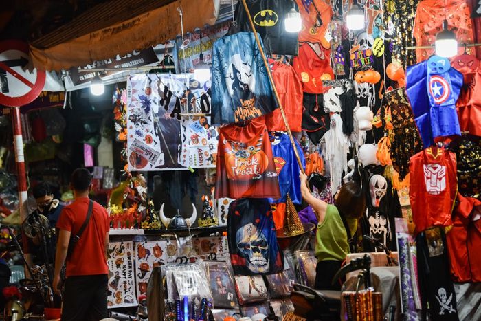 Hàng Mã là con phố nổi tiếng của Hà Nội chuyên bán các mặt hàng phục vụ dịp Trung thu hay Halloween.