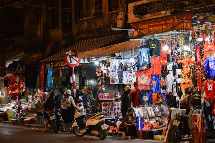 Cả dãy phố chỉ ít cửa hàng mở lại cho dù chỉ còn 2 ngày nữa là đến ngày lễ Halloween.
