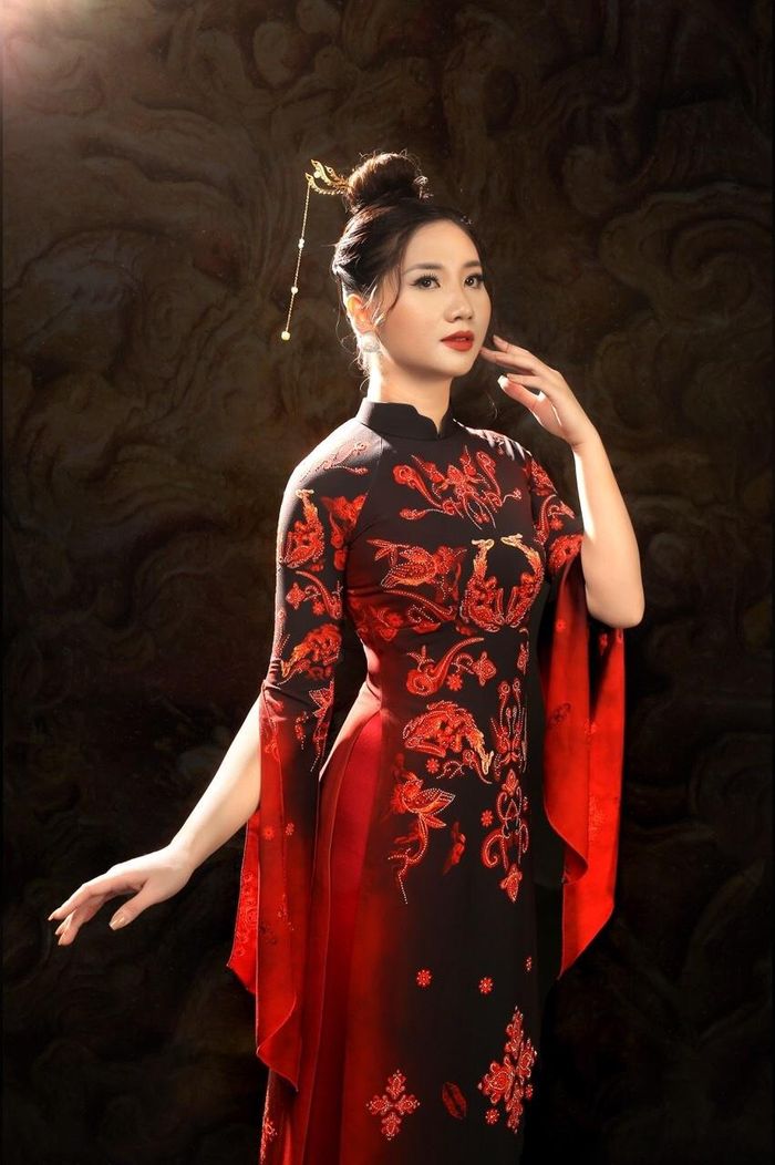 Ở các BST trước, NTK sử dụng chất liệu lụa nhập khẩu thì ở BST lần này chị tôn vinh chất liệu lụa truyền thống của làng lụa Hà Đông, Hà Nội.