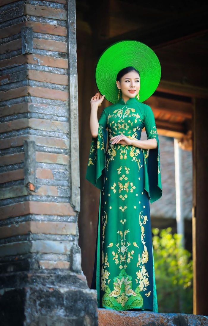 Những dấu ấn ấy đã tạo cho NTK cảm hứng trong việc thiết kế BST áo dài lần này. Mỗi tà áo dài đều chứa đựng hồn cốt, hơi thở của dân tộc Việt Nam, của một thời kỳ xưa cũ mà hào hùng, tráng lệ.