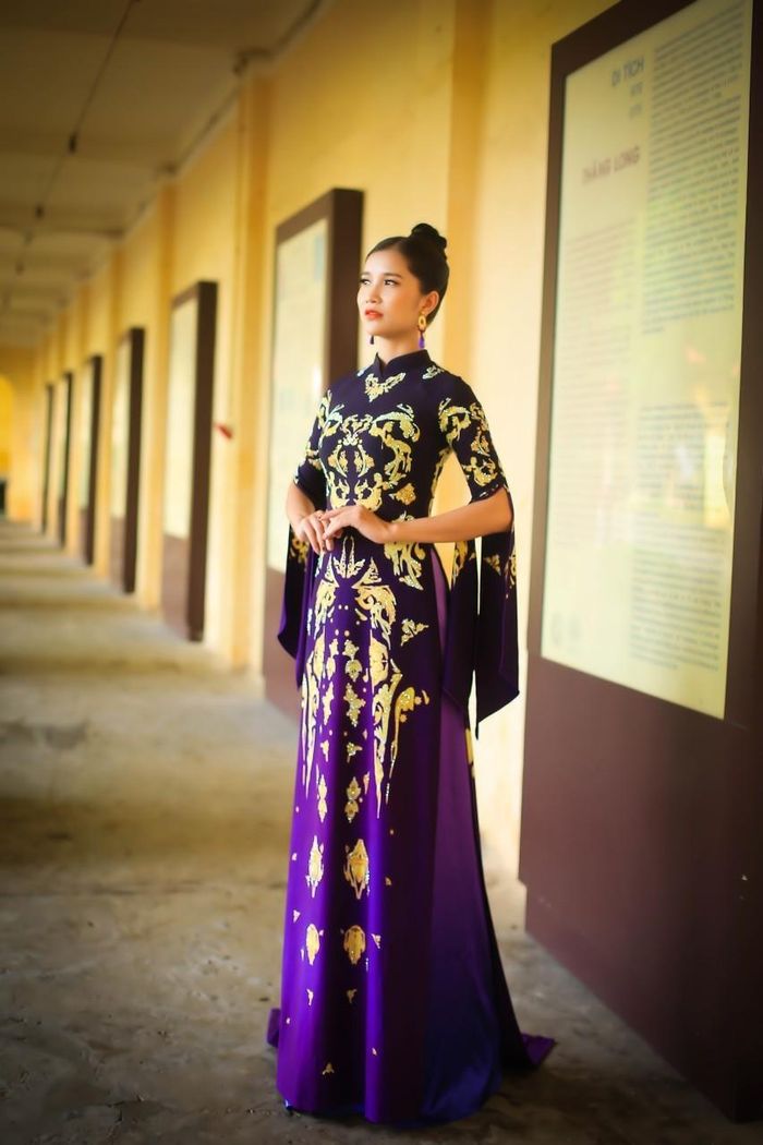 NTK Hoàng Ly chia sẻ: "Là một NTK áo dài, tôi luôn yêu văn hóa lịch sử Việt Nam. Với văn hóa, có nhiều vẻ đẹp mà càng qua dấu ấn thời gian nó lại càng trở nên giá trị''.