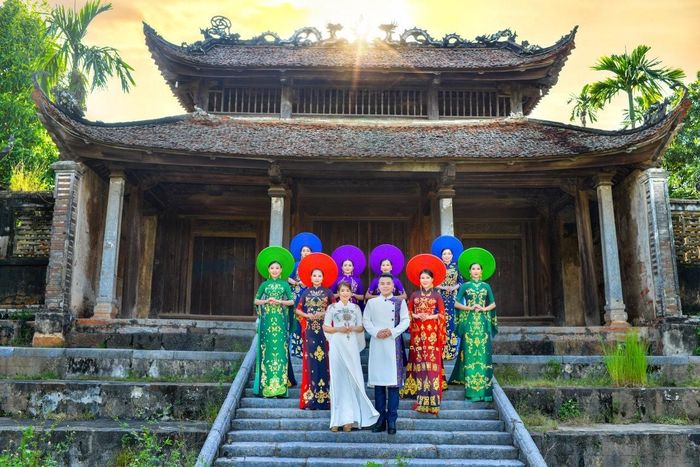 Đam mê và gắn bó với tà áo dài hơn 20 năm, NTK Hoàng Ly tiếp tục thể hiện trong tác phẩm của mình để ra mắt bộ sưu tập 'Dấu ấn thời gian'.