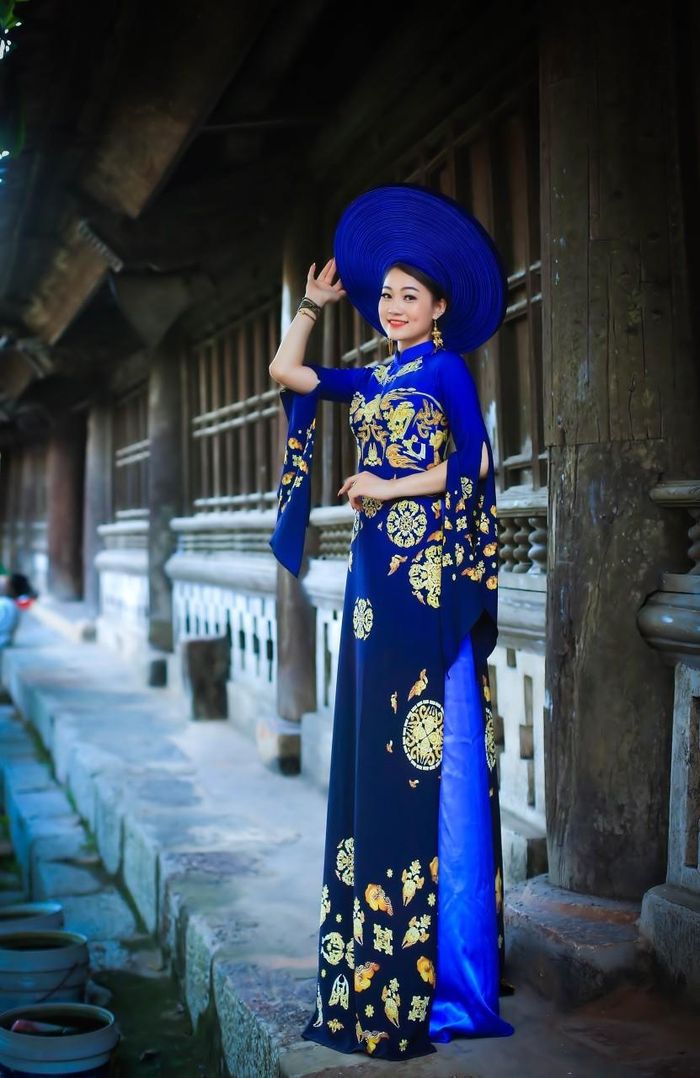 Để làm nổi bật các họa tiết, NTK còn kỳ công đính kết đá cườm và kim sa của những nghệ nhân làng nghề truyền thống. Các chi tiết cũng được in 3D để tạo điểm nhấn cho trang phục.