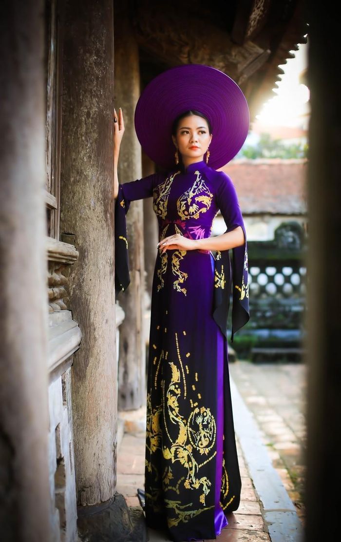 Điểm nhấn của BST 'Dấu ấn thời gian' là sự kết hợp hài hòa giữa những gam màu sáng tối.