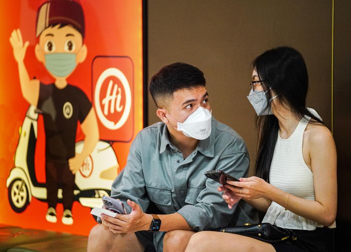  Một khách hàng khác và bạn gái cảm thấy hơi bất tiện khi phải chờ đợi lâu khi đi ăn uống. Tuy vậy, họ vẫn chấp nhận vì điều này nhằm đảm bảo giãn cách giúp phòng chống dịch. 