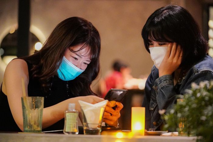  “Tôi biết nhà hàng này không quá đông đúc nên đã chọn để ăn uống cuối tuần. Tôi vẫn lo ngại việc có thể lây nhiễm Covid-19 khi đến nơi công cộng. Vậy nên, đến đây vẫn cảm thấy yên tâm hơn”. 
