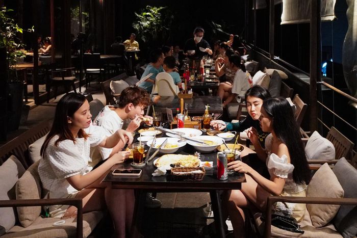  Tại cửa hàng Pizza 4P’s trên Đường Hai Bà Trưng, nhân viên cho biết khách hàng cần chờ khoảng 30 phút nếu chưa đặt bàn trước. 