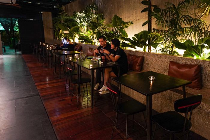  Để tránh cảnh đông đúc và phải chờ đợi lâu, Mai Uyên (31 tuổi) đã chọn ăn tối và uống cà phê tại CTY Kitchen &amp; Bar (đường Hai Bà Trưng, quận 1). 