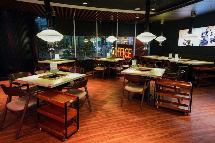 Việc phải đóng cửa lúc 21h cũng khiến nhiều nhà hàng quá tải. Nhân viên ở nhà hàng lẩu Manwah trên đường Cao Thắng cho biết họ sẽ đóng cửa sớm lúc 20h. 