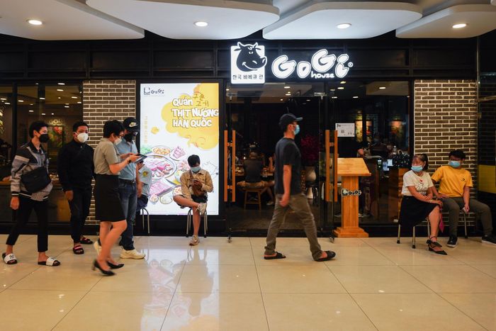  Khách hàng cũng không thể dùng bữa nếu chưa đặt trước tại các thương hiệu như Gogi, Manwah. 