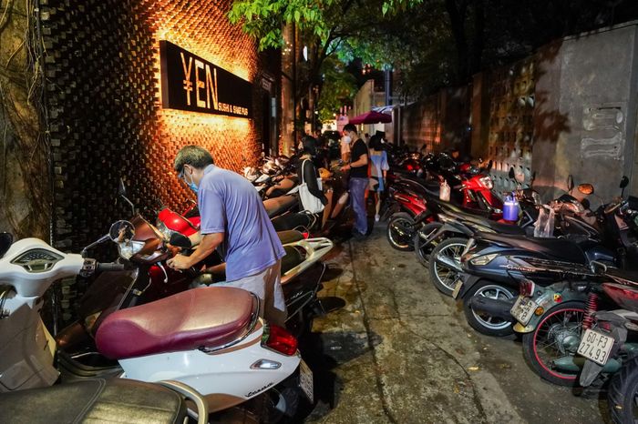  Con hẻm có các thương hiệu như Yên Sushi, Pizza 4P's đông kín xe. 