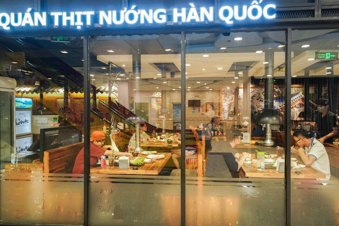  Ở cửa hàng Gogi cũng trên đường này, quản lý nhà hàng cho biết họ ngừng nhận khách từ lúc 19h30. Với khách hàng đang dùng bữa, order cuối là vào lúc 20h30. Sau đó, nhà hàng sẽ nhắc nhở để khách ra về đúng giờ. 