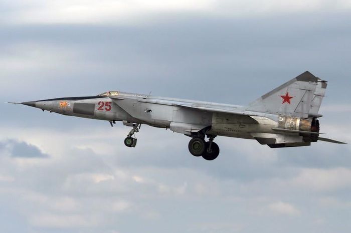 Vào thời điểm ra mắt, chiếc MiG-25 đã “vô đối với bất cứ thứ vũ khí gì mà phương Tây có thể chống lại nó”, Ginor và Remez viết. Israel tuyên bố đã cố gắng, nhưng không thể bắn hạ được những kẻ xâm nhập “thần tốc”, và cũng chưa được xác định được danh tính vào thời điểm đó.
