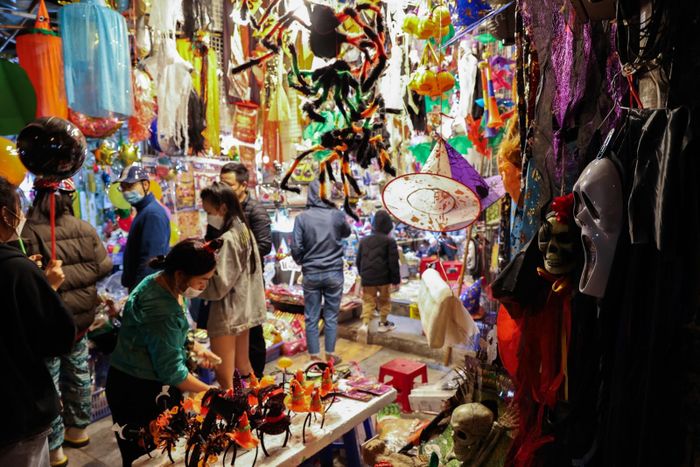Những ngày cận lễ hội Halloween các cửa hàng tại Hàng Mã lại bày bán nhiều đồ trang trí, mặt nạ.... 