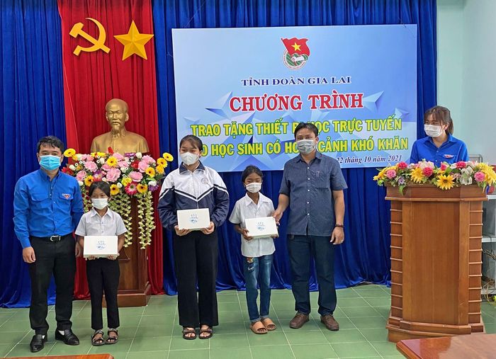 Đại diện Tỉnh Đoàn trao máy tính bảng cho các em học sinh khó khăn tại thị xã Ayun Pa. Ảnh: Hà Đức Thành
