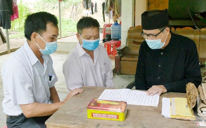 Ông Thêu truyền dạy chữ cho các “đệ tử”.