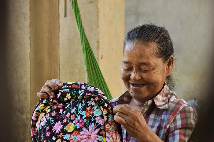  Món quà nhỏ từ Chi đoàn Báo Quảng Trị mang niềm vui đến với bà Hồ Thị Dần - Ảnh: Q.H 