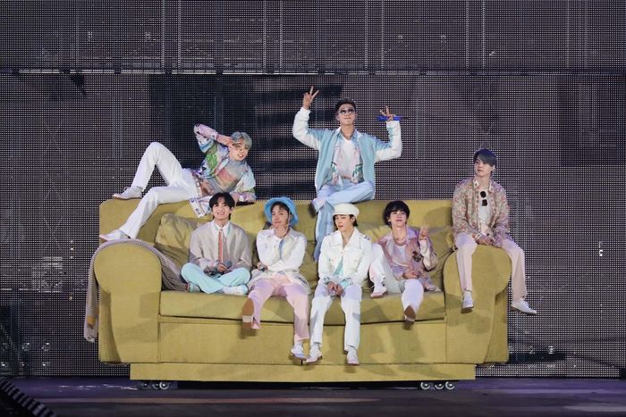 BTS biểu diễn ở sân vận động rộng lớn nhưng không có khán giả. Ảnh: Big Hit.