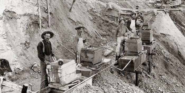 Thậm chí, khoảng 100.000 người da đỏ ở California bị các nhóm khai thác vàng sát hại trong khoảng thời gian từ năm 1848 - 1868. Nguyên do là bởi những người khai thác vàng xảy ra xung đột với người da đỏ khi xâm phạm vào nơi sinh sống của người bản địa.