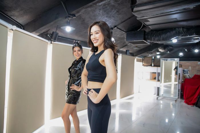 Đỗ Thị Hà tập catwalk cùng Minh Tú. Ảnh: NVCC.