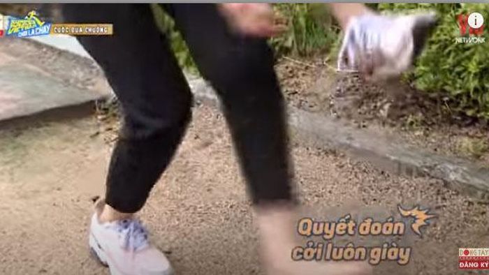 Màn tháo giầy của Lan Ngọc