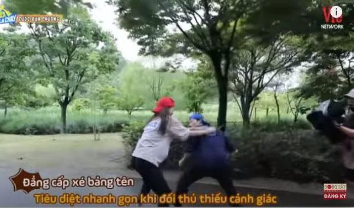Giúp cô dễ dàng tấn công đối thủ một cách âm thầm từ phía sau