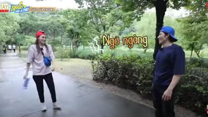 Liên Bỉnh Phát ngỡ ngàng vì bị xé bảng tên một cách bất ngờ dù trước đó anh đã chạy để giữ khoảng cách an toàn trước đối thủ