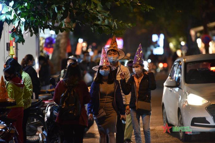 Không chỉ trẻ em, rất nhiều người lớn cũng hào hứng đi chơi nhân dịp lễ Halloween.