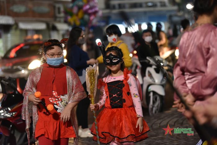 Halloween cũng là dịp để các bé sáng tạo ra các trang phục dạo phố đặc biệt.