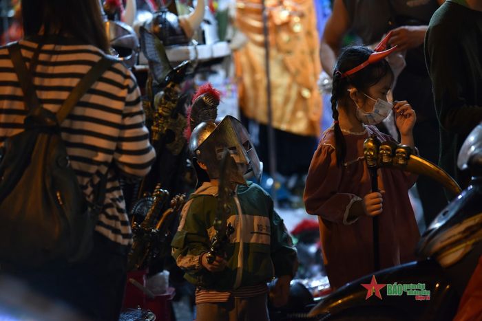 Các bé hào hứng đi chơi với đồ hóa trang trong lễ hội Halloween.